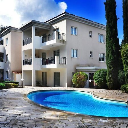 Poolside 2 Bedroom Apt, Paphos Riviera, Universal Area エクステリア 写真