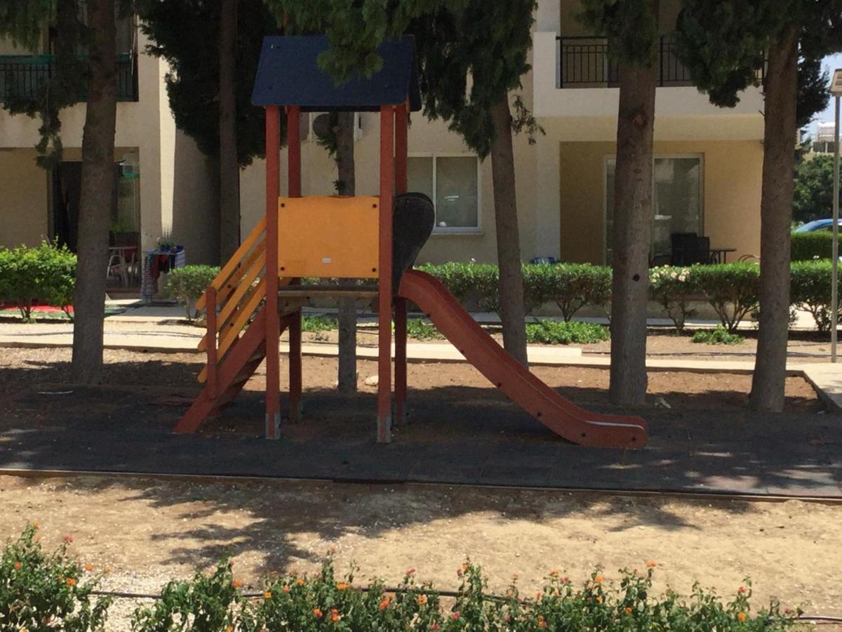 Poolside 2 Bedroom Apt, Paphos Riviera, Universal Area エクステリア 写真