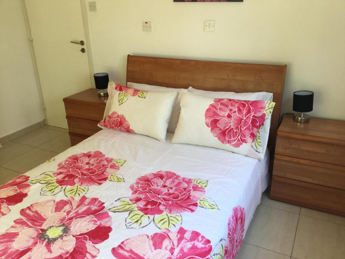 Poolside 2 Bedroom Apt, Paphos Riviera, Universal Area エクステリア 写真