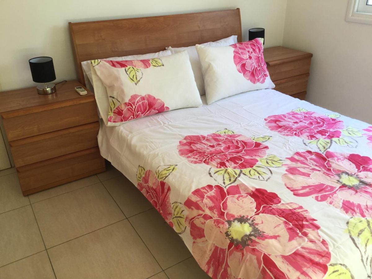 Poolside 2 Bedroom Apt, Paphos Riviera, Universal Area エクステリア 写真
