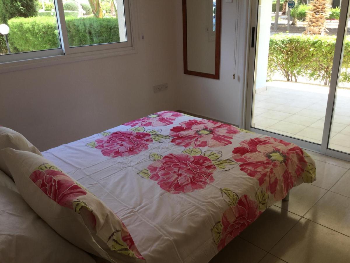 Poolside 2 Bedroom Apt, Paphos Riviera, Universal Area エクステリア 写真
