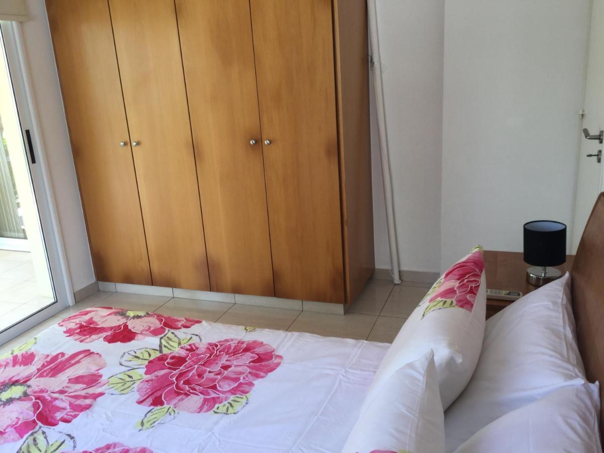 Poolside 2 Bedroom Apt, Paphos Riviera, Universal Area エクステリア 写真