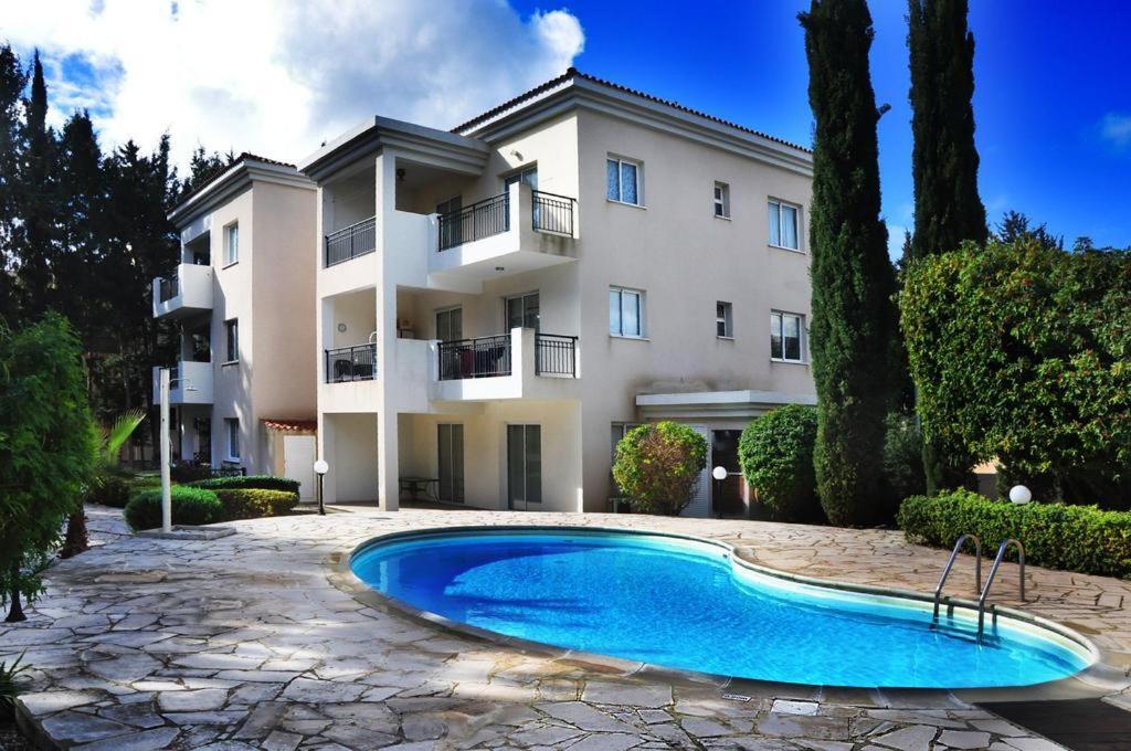 Poolside 2 Bedroom Apt, Paphos Riviera, Universal Area エクステリア 写真